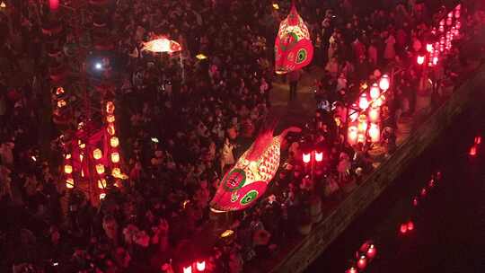 热闹的烟花秀现场烟火璀璨景象呈坎非遗鱼灯