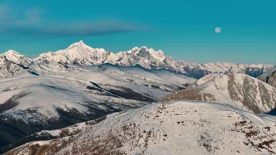 航拍月亮下的雪山