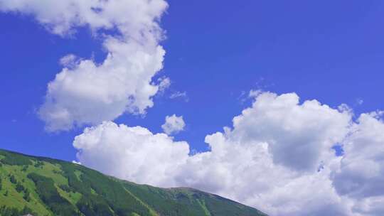 新疆北疆阿勒泰喀纳斯夏天蓝天白云空镜风景