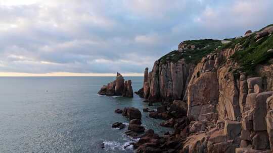 4K航拍海浪拍打岛礁 冲击岩石浪花