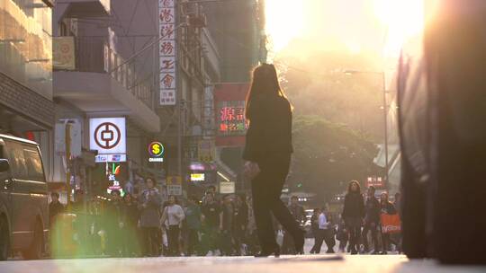 日落的香港繁忙的街道