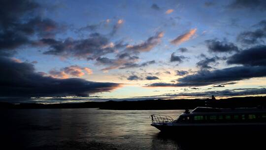 内蒙古：中俄界河额尔古纳河上的游船