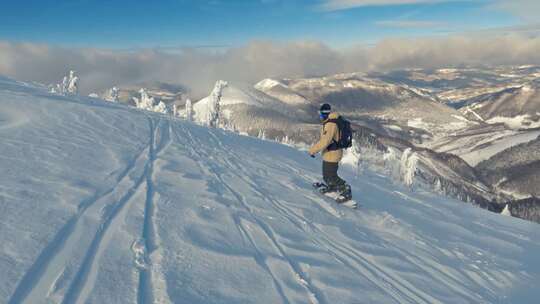 冰冻冬季山区的单板滑雪Freeride滑