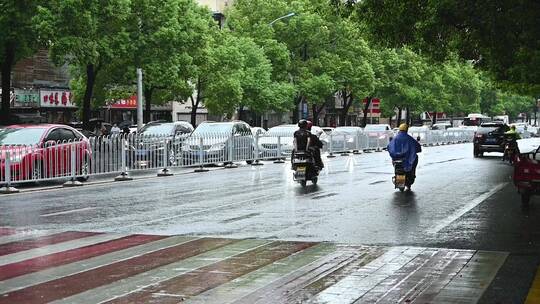 城市下雨-街道上的生活气息