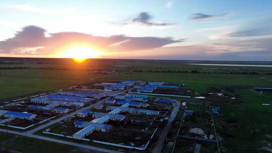 航拍草原村落夕阳美景