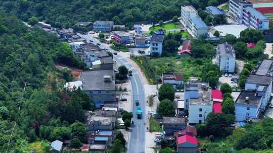 货车行驶经过乡村田园交通运输