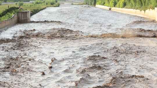 实拍暴雨后洪水 山洪  泥石流