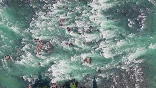 航拍夏天新疆喀纳斯河湍急的流水