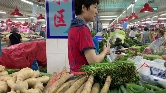 农贸市场买菜，大葱