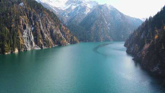 航拍秋季四川阿坝州九寨沟长海景区风光