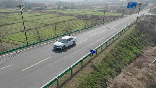 航拍乡村振兴乡村公路行驶的汽车