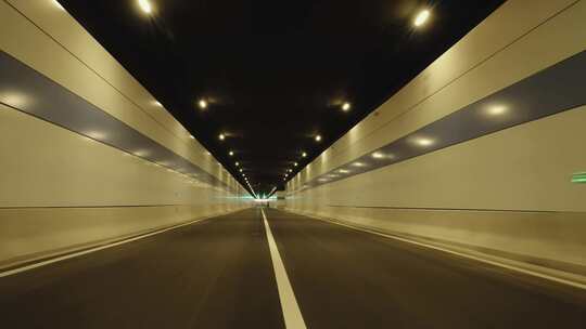夜晚隧道驾驶跟车拍摄
