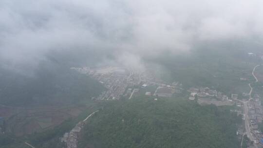 清晨四面环山农村