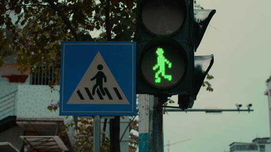 下雨天路牌人行道斑马线红绿灯