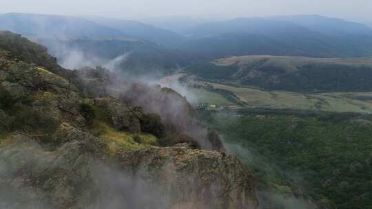 保加利亚中央巴尔干国家公园的山景-空中4视频素材模板下载