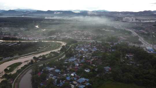空中缓慢移动在雾蒙蒙的村庄