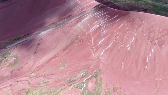 秘鲁无人机飞越库斯科红色山谷，显示被雪包