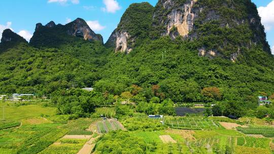 广西桂林山水阳朔月亮山