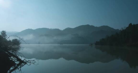 晨雾延时视频高原湖泊早晨的雾色倒影