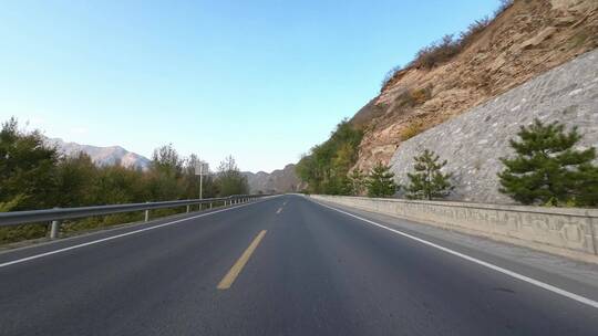 开车第一视角沿途风景 行驶在公路上