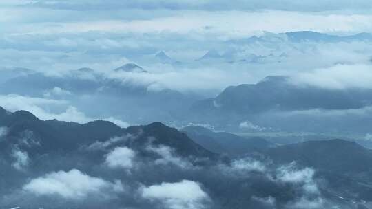 雨后桂林喀斯特群峰间云雾缭绕