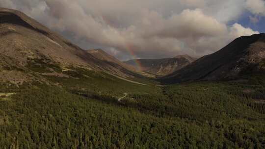 山中美丽的彩虹