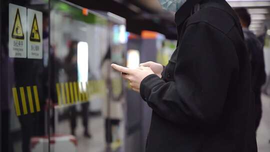 乘客地铁里低头看手机玩手机