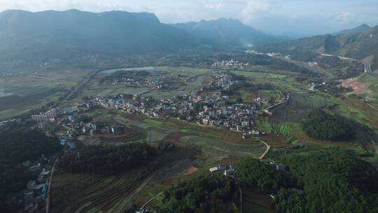 乡村振兴视频云南山区农业耕地围绕村庄