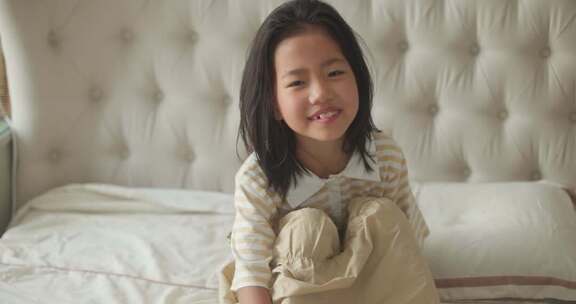 女孩床上微笑瞬间