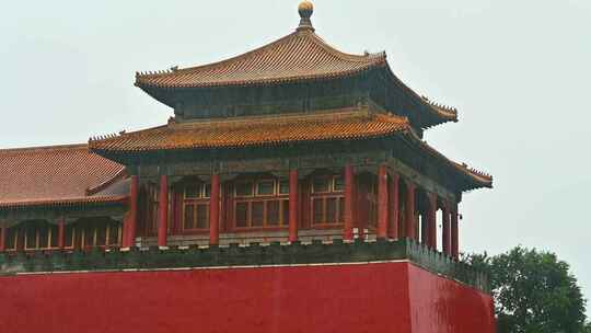 北京夏季下雨中雨水冲刷的故宫皇城角楼红墙