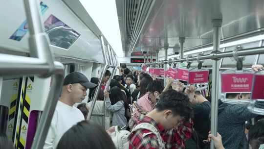 地铁站拥挤人群早晚高峰出行通勤人潮涌动