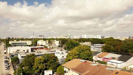 空中扫射迈阿密上城。无人机视频南佛罗里达低收入住房社区