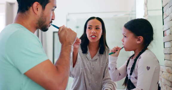 浴室，父母和教孩子早上刷牙，在家里养成健
