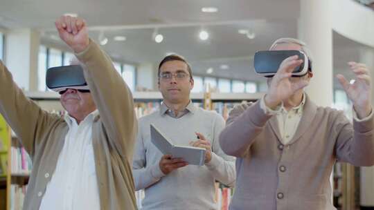 老年人在图书馆使用vr眼镜高清在线视频素材下载