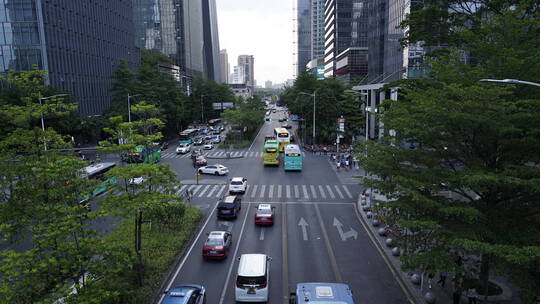 车水马龙的街道