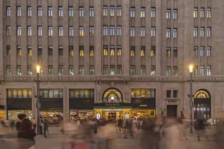 上海外滩和平饭店建筑夜晚夜景人流延时摄影