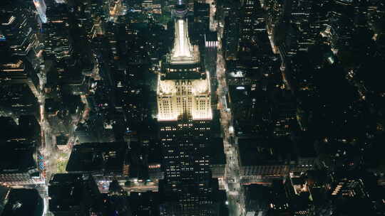 空中多莉拍摄的曼哈顿帝国大厦夜间摩天大楼