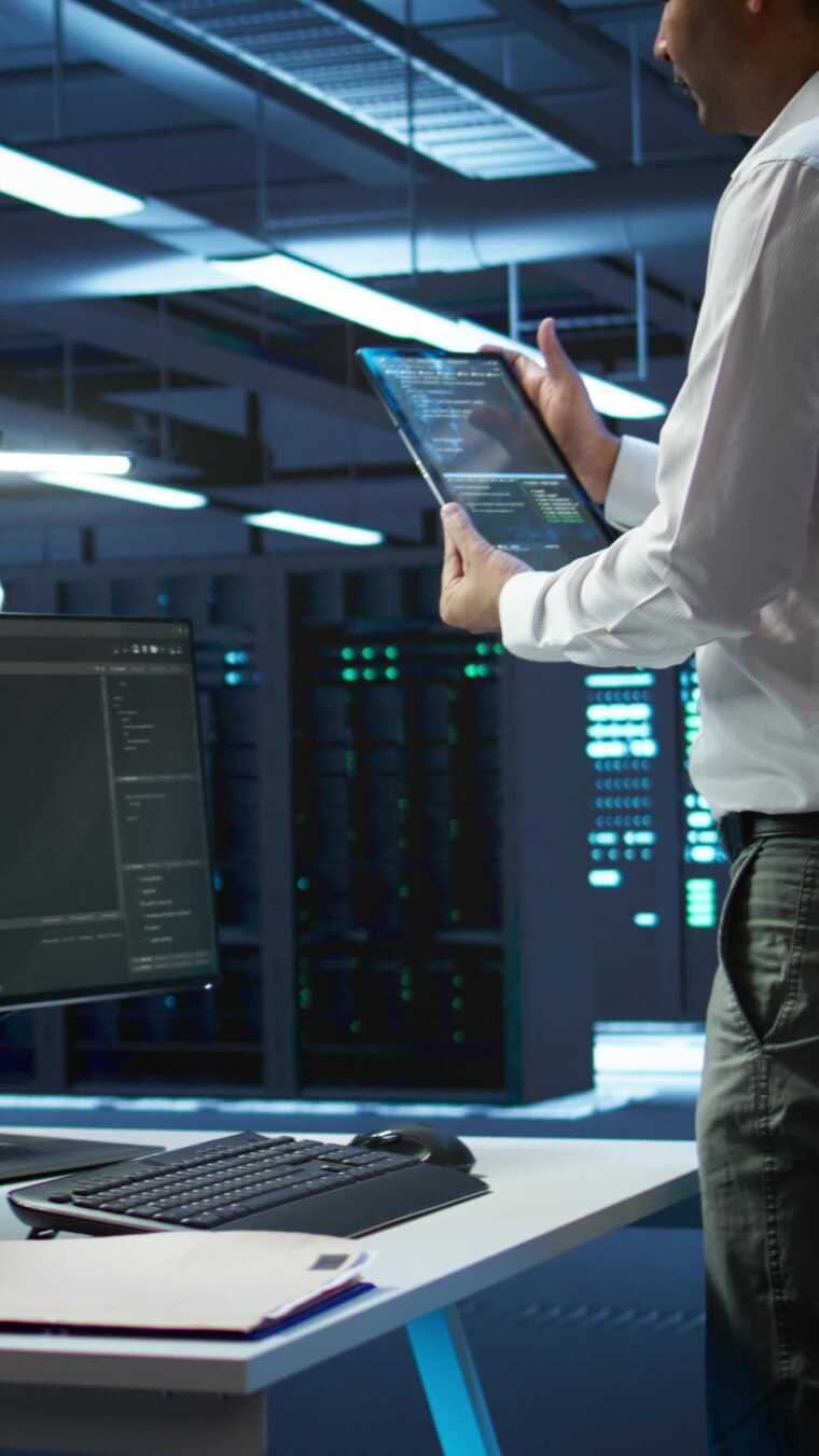 垂直视频数据中心计算机科学家负责设备安装