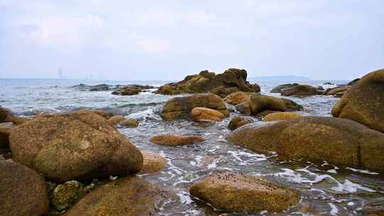 海南三亚海边沙滩海浪拍打礁石