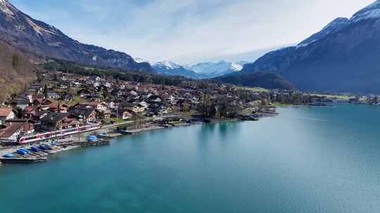 瑞士布里恩茨雪山湖泊