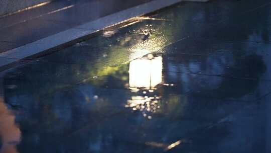 下雨天路上水中路灯倒影