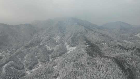 连绵起伏山川丘陵森林冬天雪景航拍