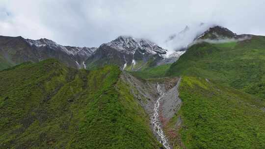 航拍四川甘孜海螺沟景区扇子山雪山草甸风光