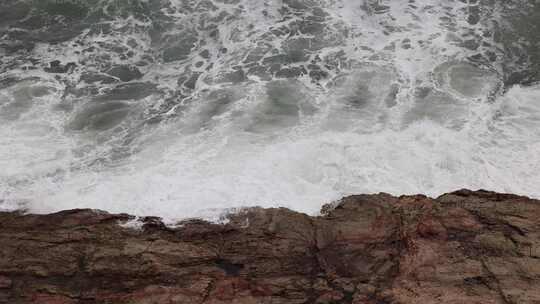 海浪拍打岸边岩石