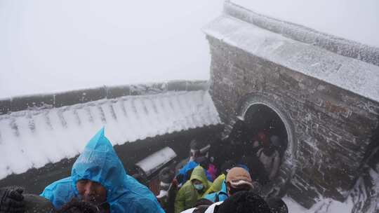 湖北武当山景区冬天大雪雾凇古建筑旅游