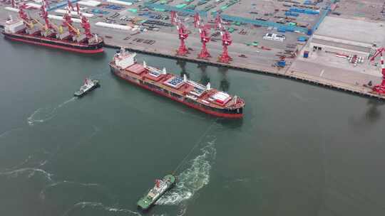 天津港口码头货轮出海航拍拖轮货运物流