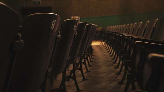 旧剧院-怀旧回忆时光-旧电影院-旧椅子视频素材模板下载