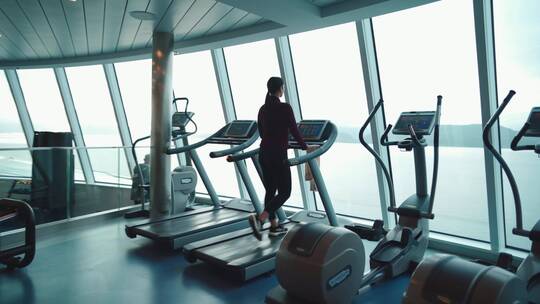 在跑步机上锻炼的女人视频素材模板下载