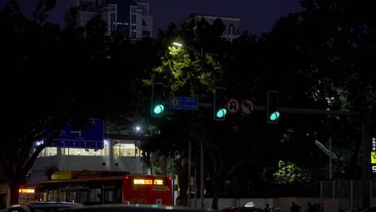 2023广州天河红绿灯写字楼加班夜景