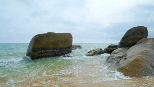 海南三亚海边海滩海浪石头岩石